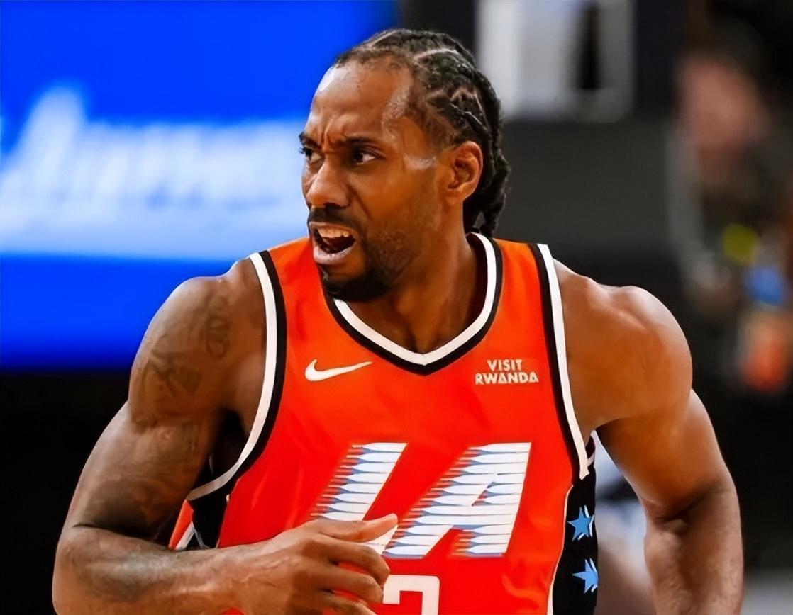 开云团队-伦纳德伤情官宣！诊断左脚踝扭伤，伤停时间未知，幸好不是大伤！